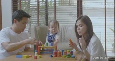 快乐的母亲, 父亲和小亚洲男孩玩<strong>木制</strong>玩具积木在家里
